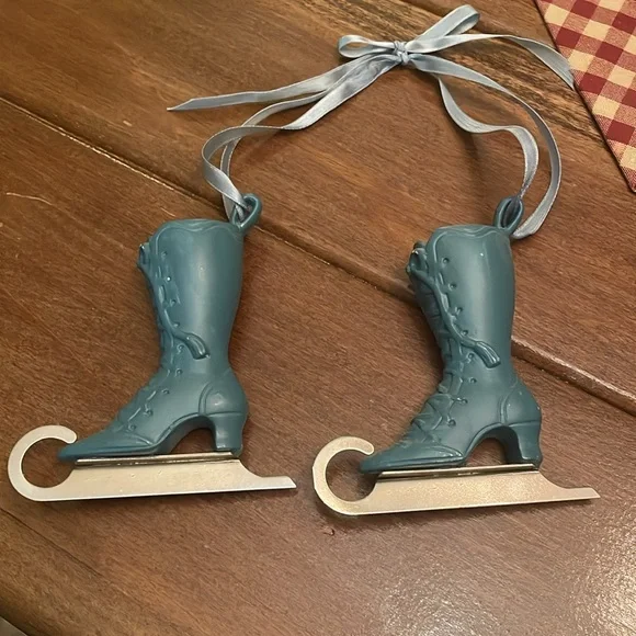 Vintage Kurt Adler Victorian Ice Skating Ornament - Picture 5 of 6